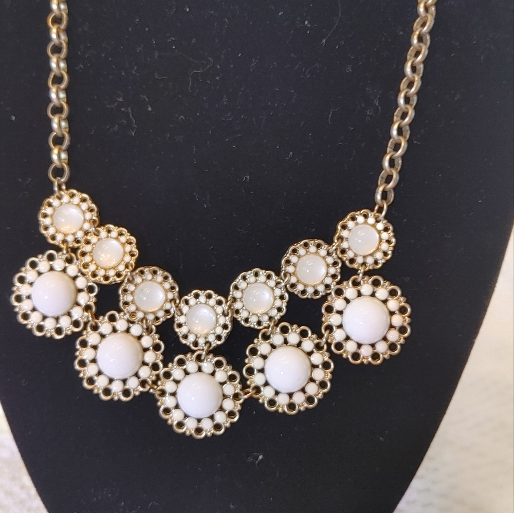 Vintage style flower necklace